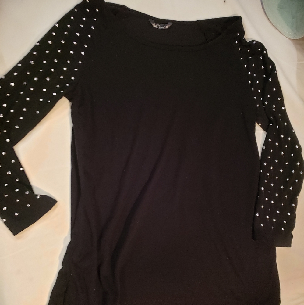 Black wallflower top w/ studded arm design!
